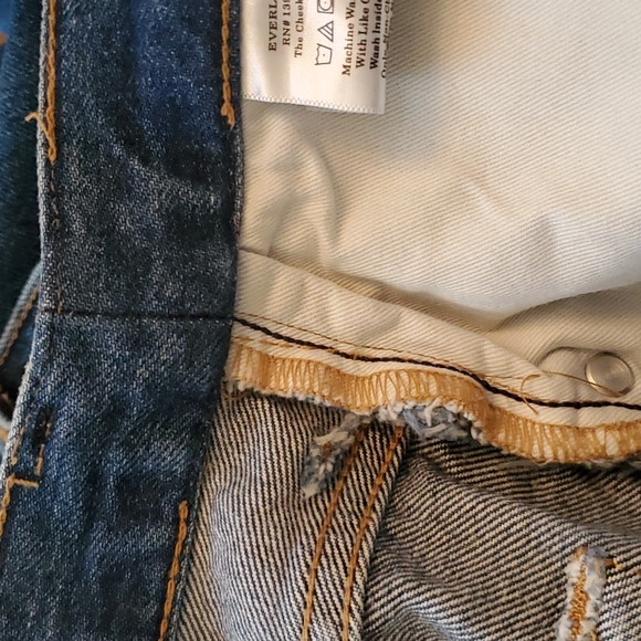 Everlane The '90s Cheeky Straight Jean in Medium Blue - Picture 10 of 12